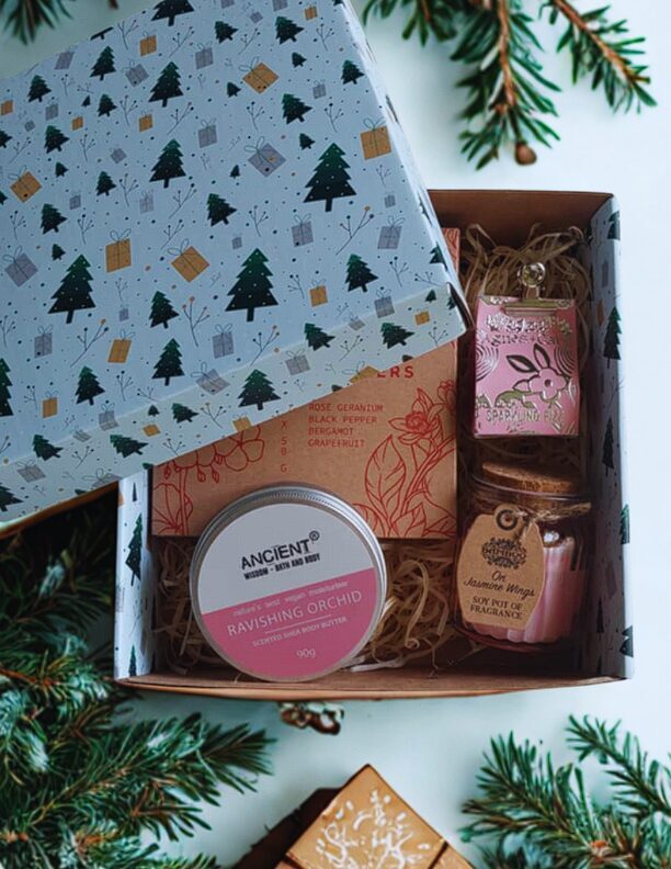 Ziemassvētku dāvanu komplekts sievietei – lūpu balzams, ķermeņa sviests, sojas svece un dušas bumbas